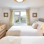 Host & - Willow * Masham