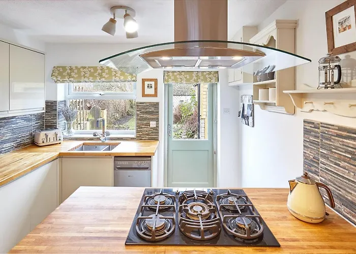 Host & - Willow * Masham