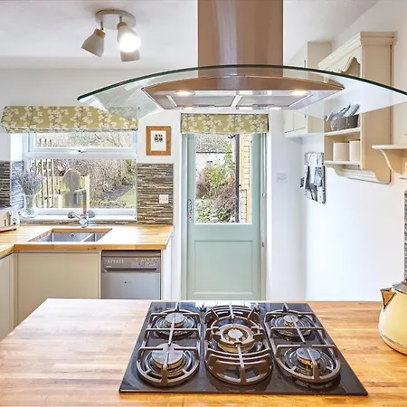 Host & - Willow * Masham