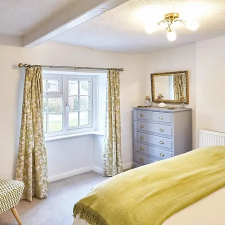 Host & - Willow * Masham